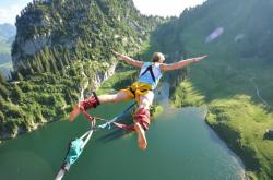 开云足球直播-孤勇者与红海奇迹，勒克莱尔一肩扛起雷诺，力克迈凯伦的战术革命