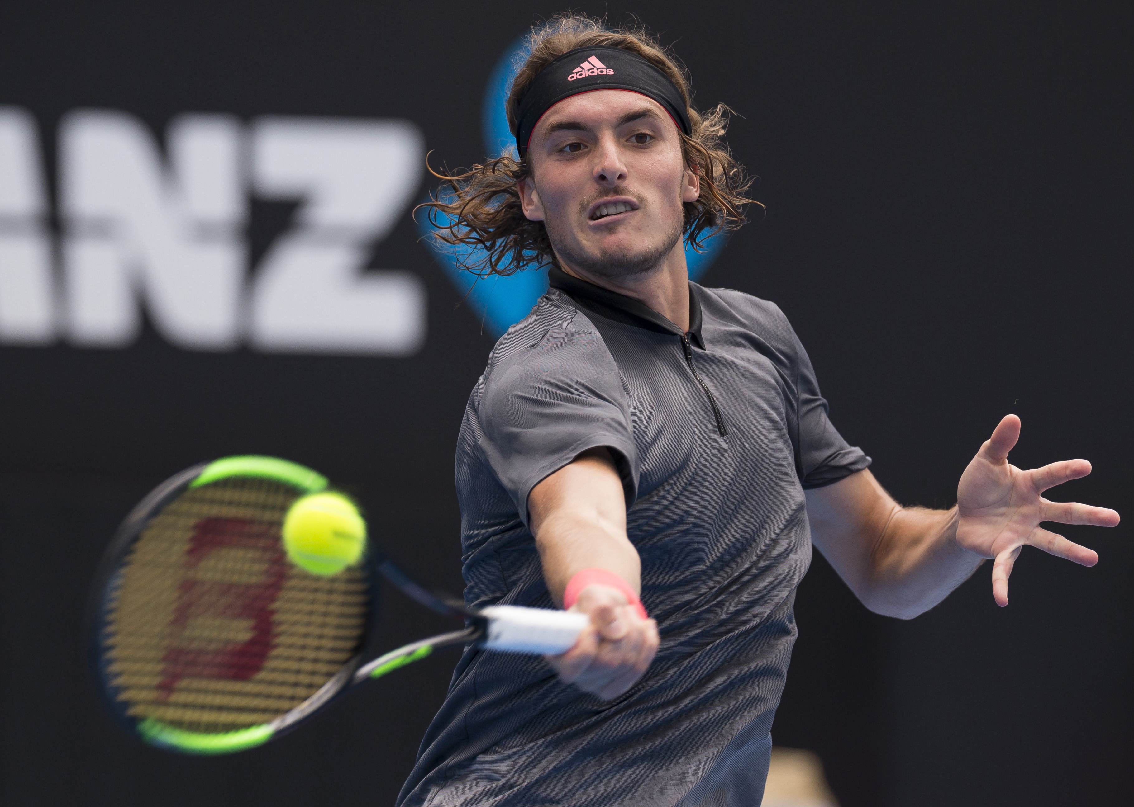 西班牙网球队绝杀澳大利亚网球队，西西帕斯关键制胜的简单介绍