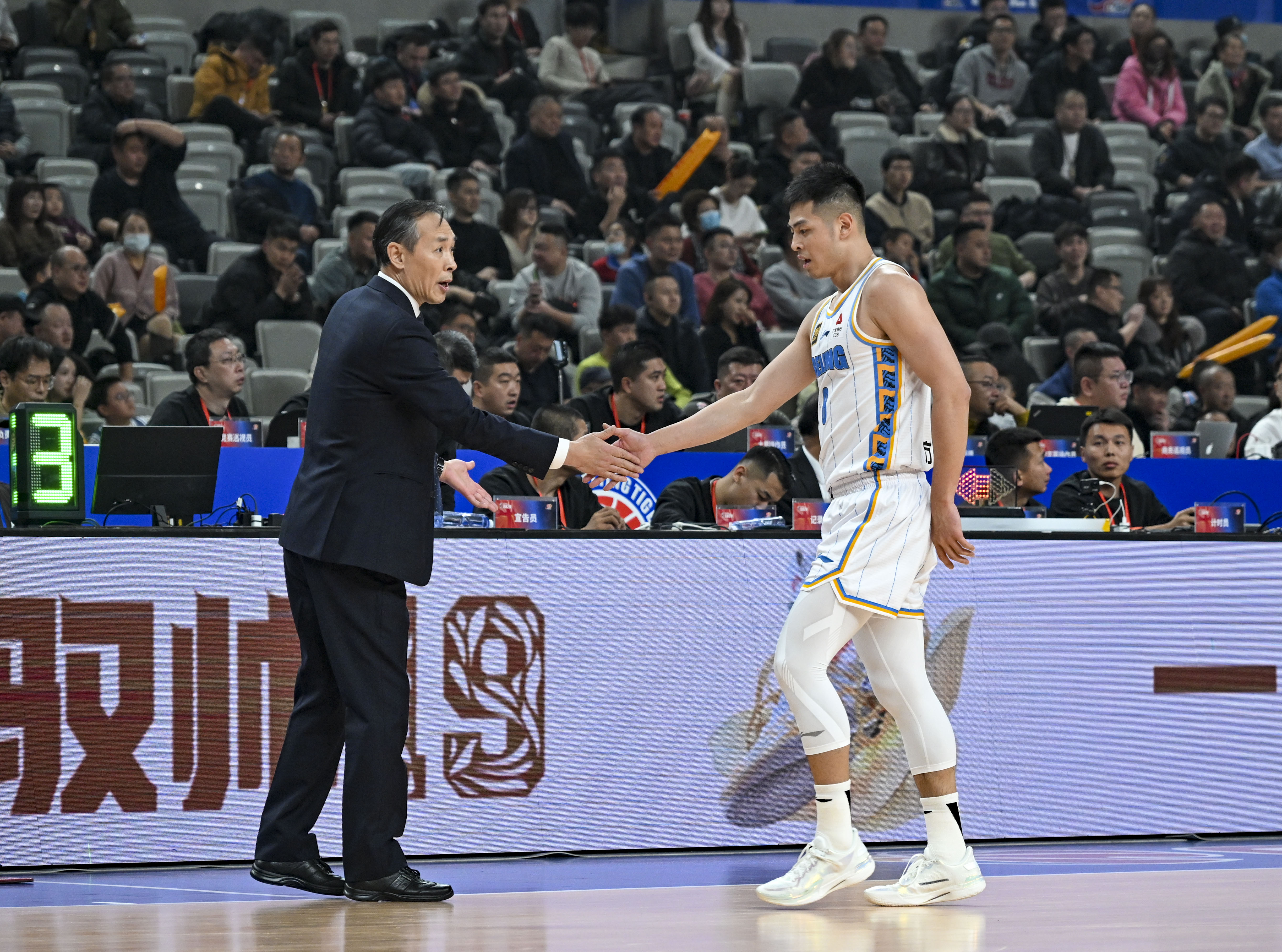 新疆队完胜天津队，布克带队取胜