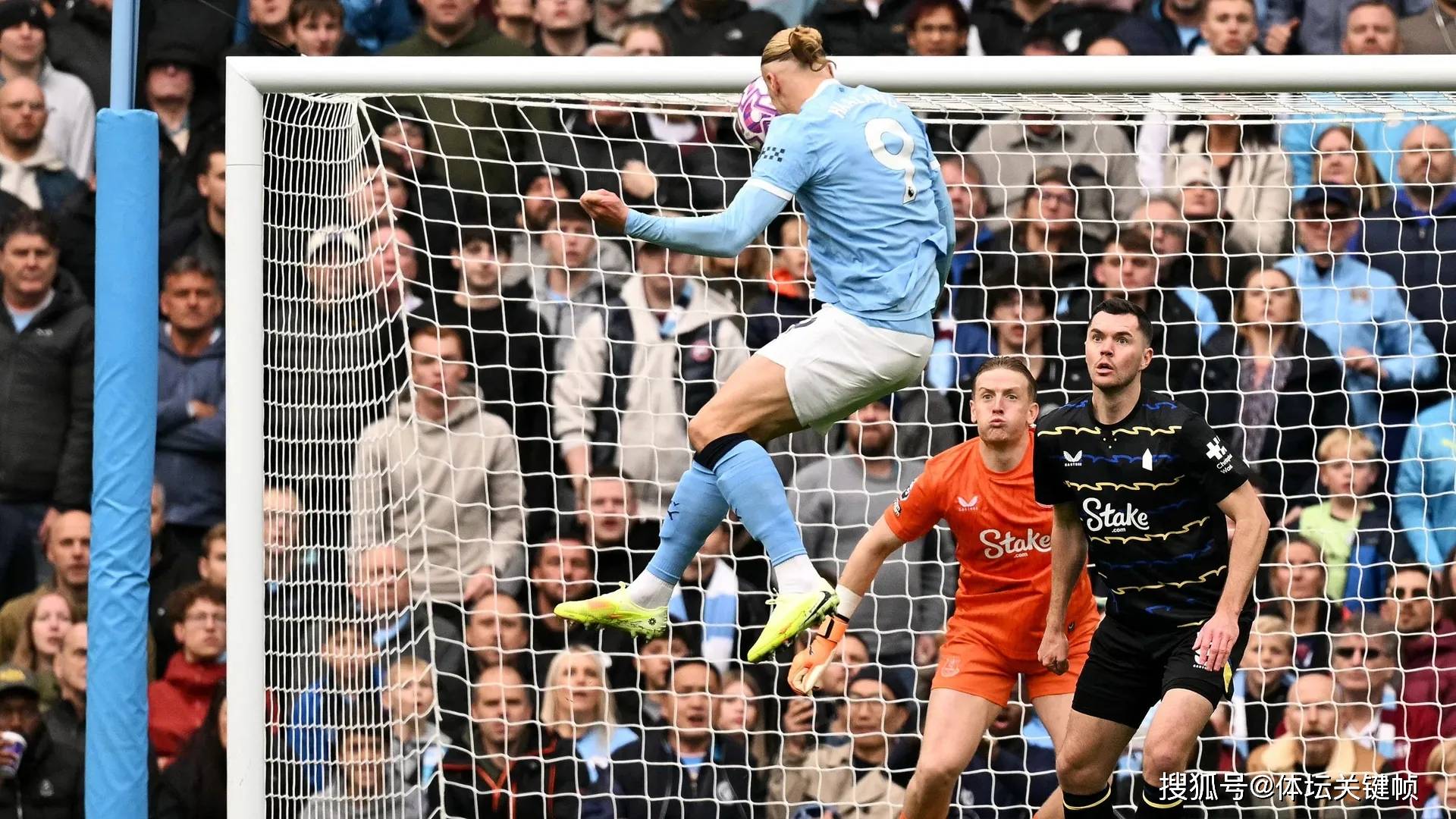 曼城轻松击败南安普顿，霸占榜首