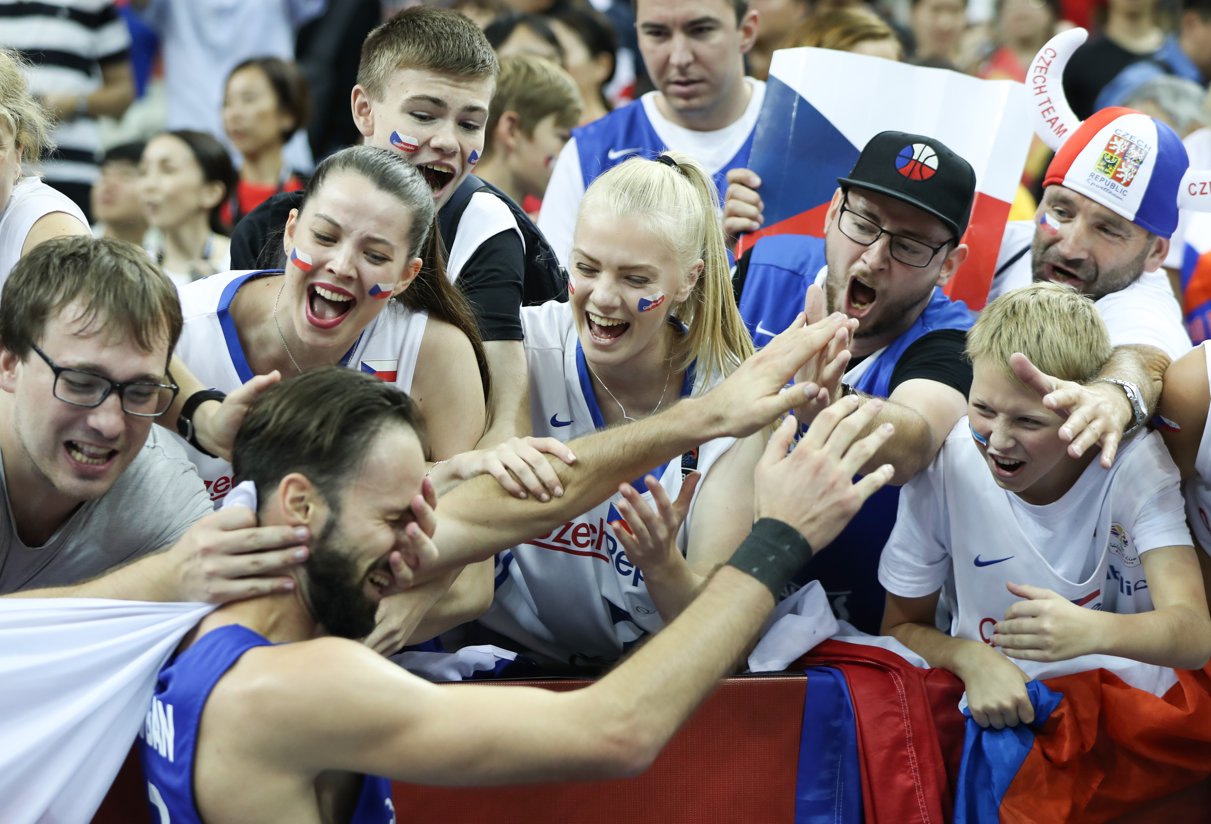 捷克队在加时赛中夺胜晋级到下一轮 捷克队在加时赛中夺胜晋级到下一轮