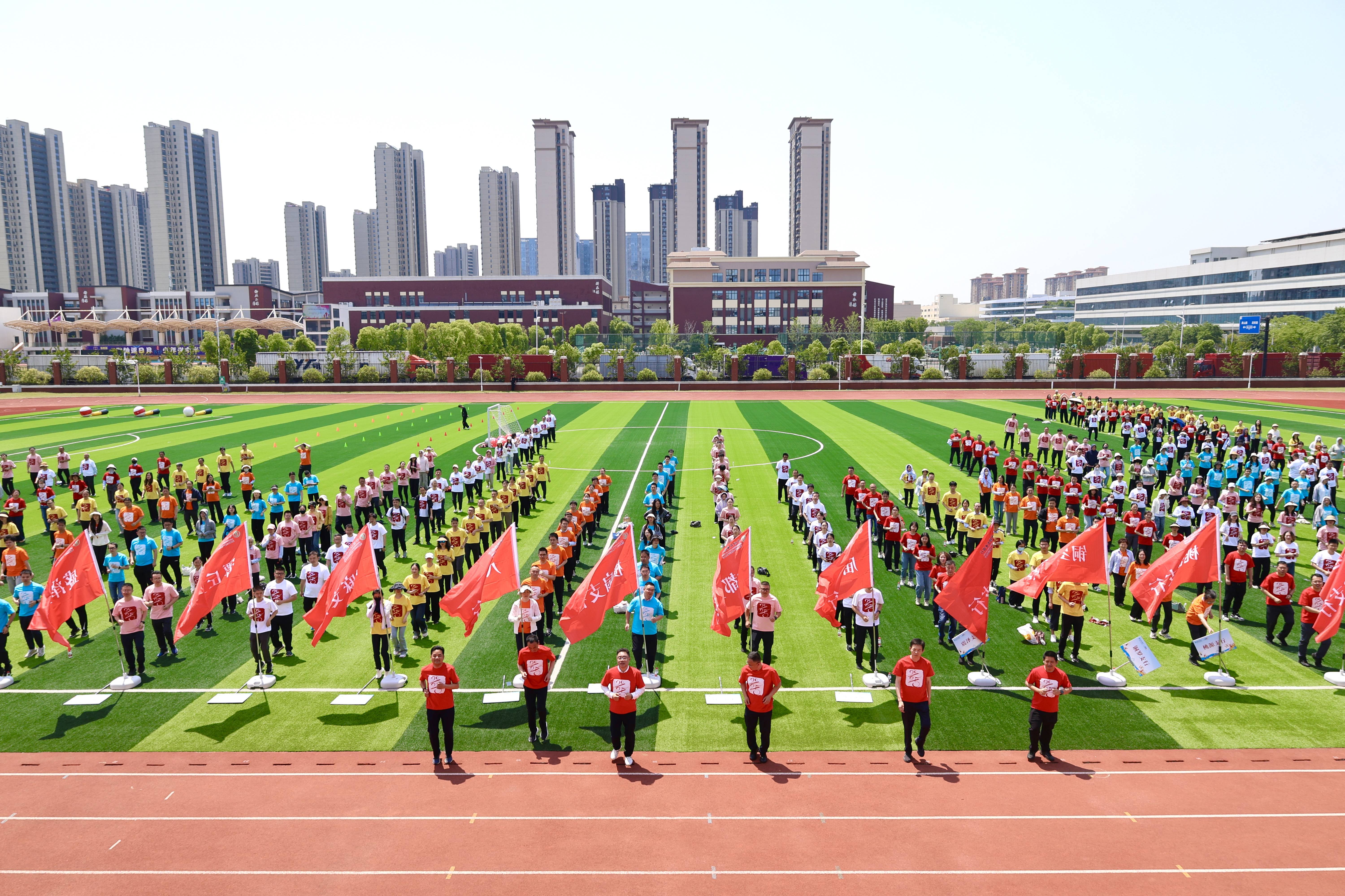 运动员在球场上的奔跑与拼搏,传递出团队力量 运动员在球场上的奔跑与拼搏,传递出团队力量