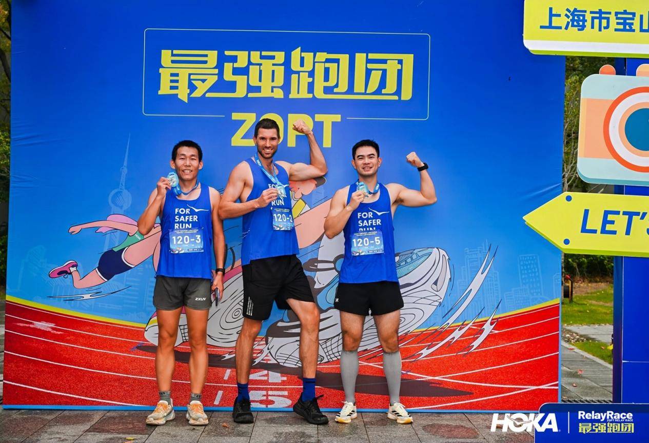 运动员在球场上的奔跑与拼搏,传递出团队力量 运动员在球场上的奔跑与拼搏,传递出团队力量