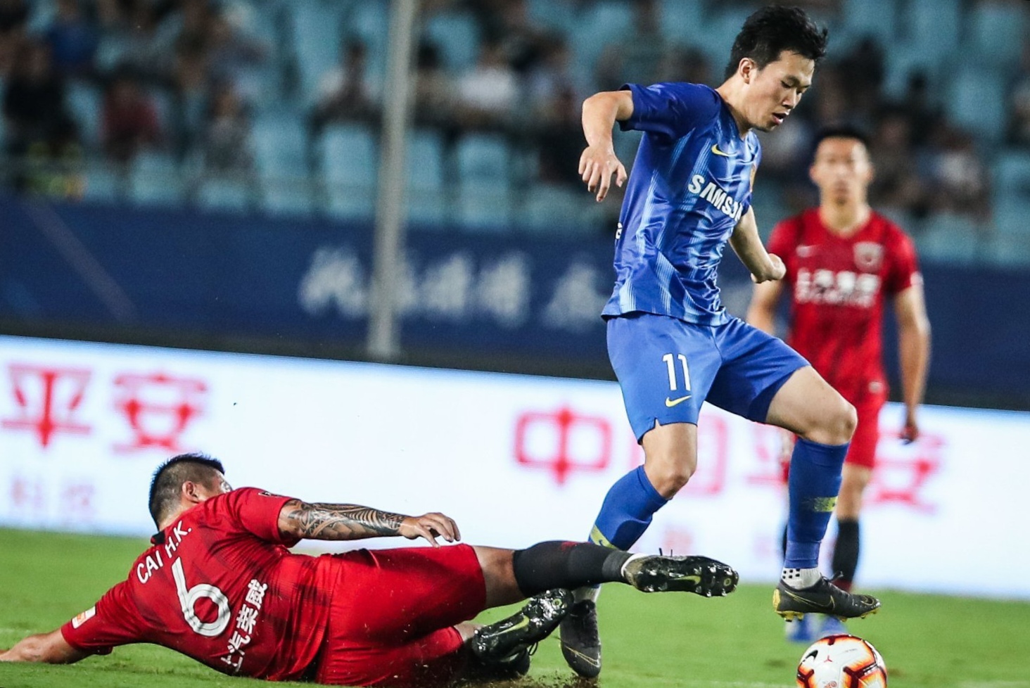 包含吃到红牌影响比赛进程，球队需小心应对的词条