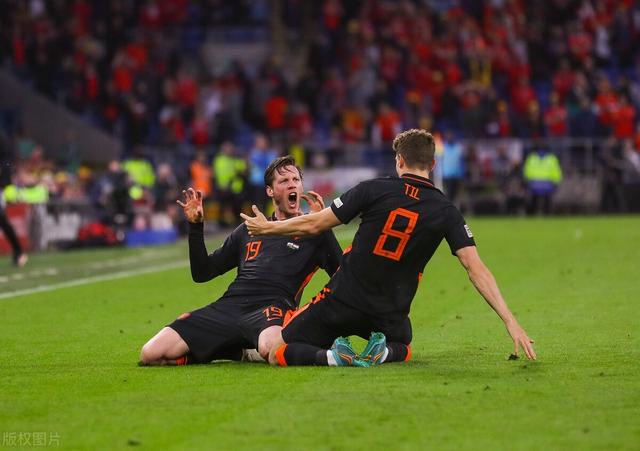 荷兰大比分击败对手，小组出线领跑