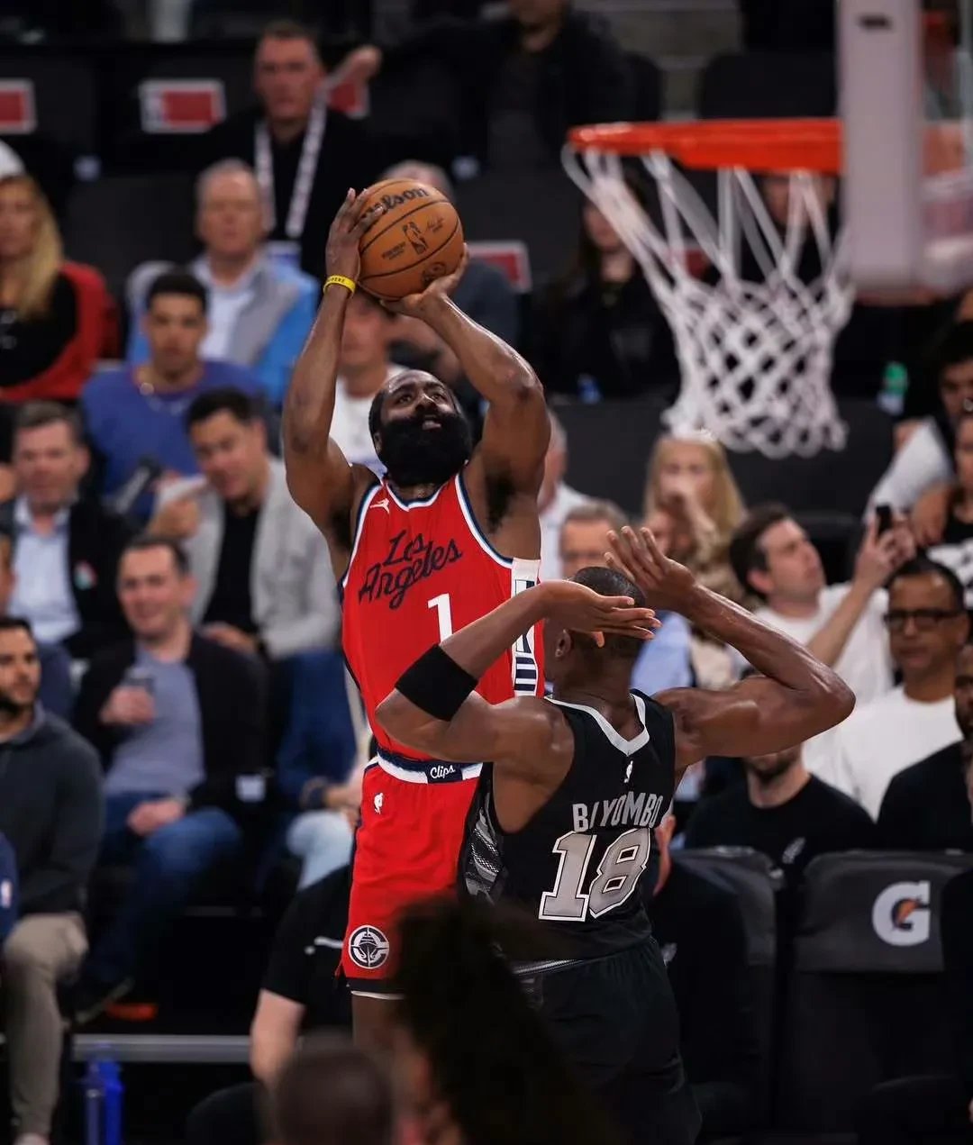 狼堡球员表现出色,犹如猛兽般疯狂进攻的简单介绍 狼堡球员表现出色,犹如猛兽般疯狂进攻的简单介绍