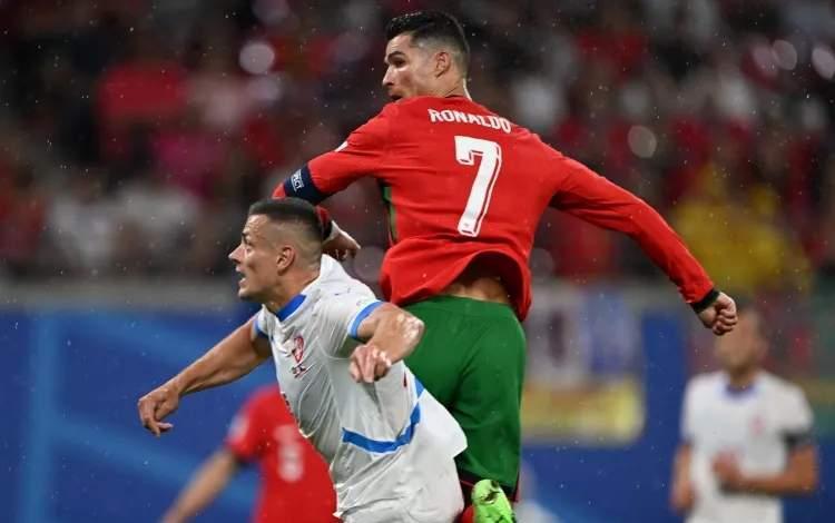 关于欧洲足球球员的精彩一幕，赛场气氛紧张的信息