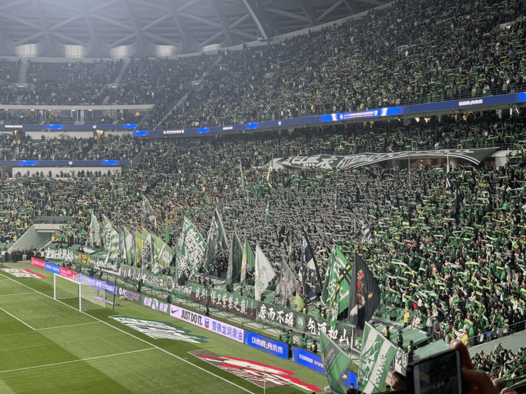 主场氛围火爆，助威声响彻全场