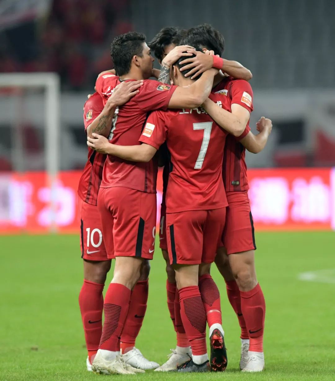 包含上港客场胜利，稳固积分榜位置的词条