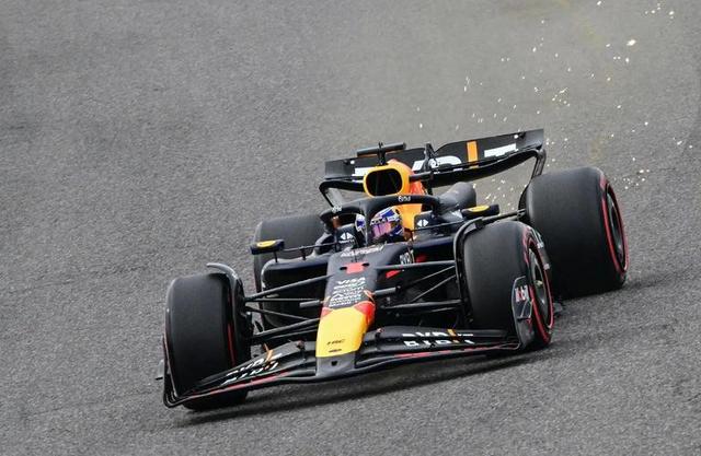 关于雷诺车队碾压阿斯顿马丁，汉密尔顿带队取胜的信息