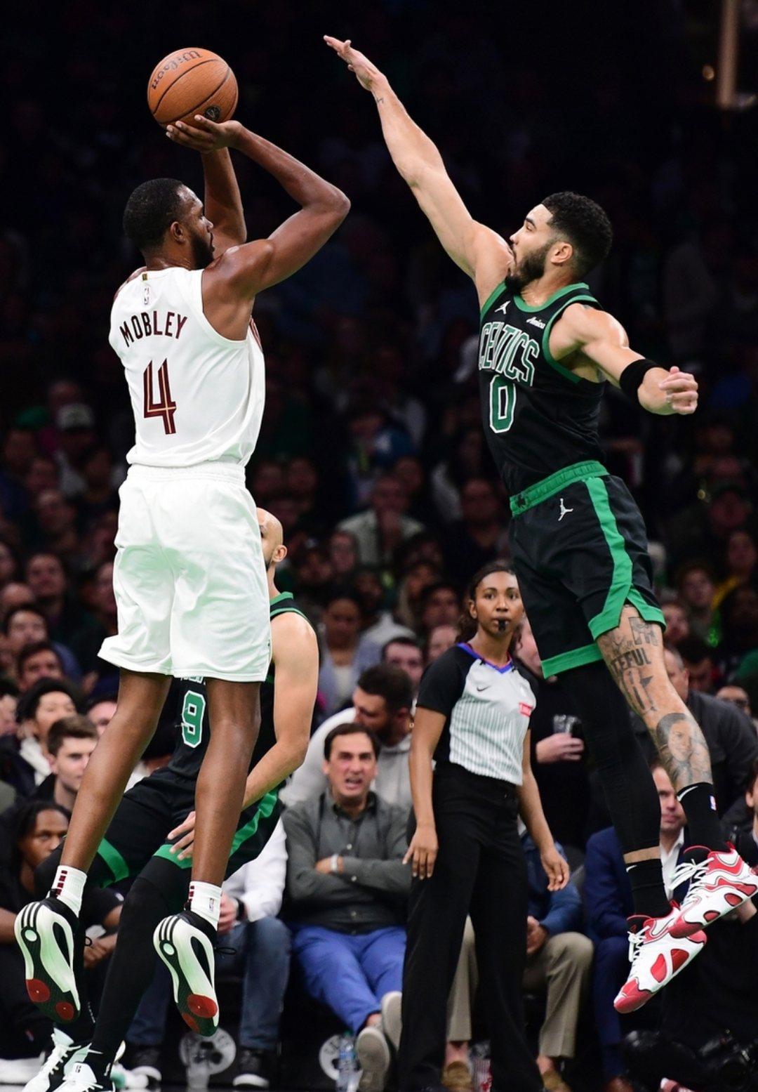 包含凯尔特人逆转山东队，米切尔高光表现的词条