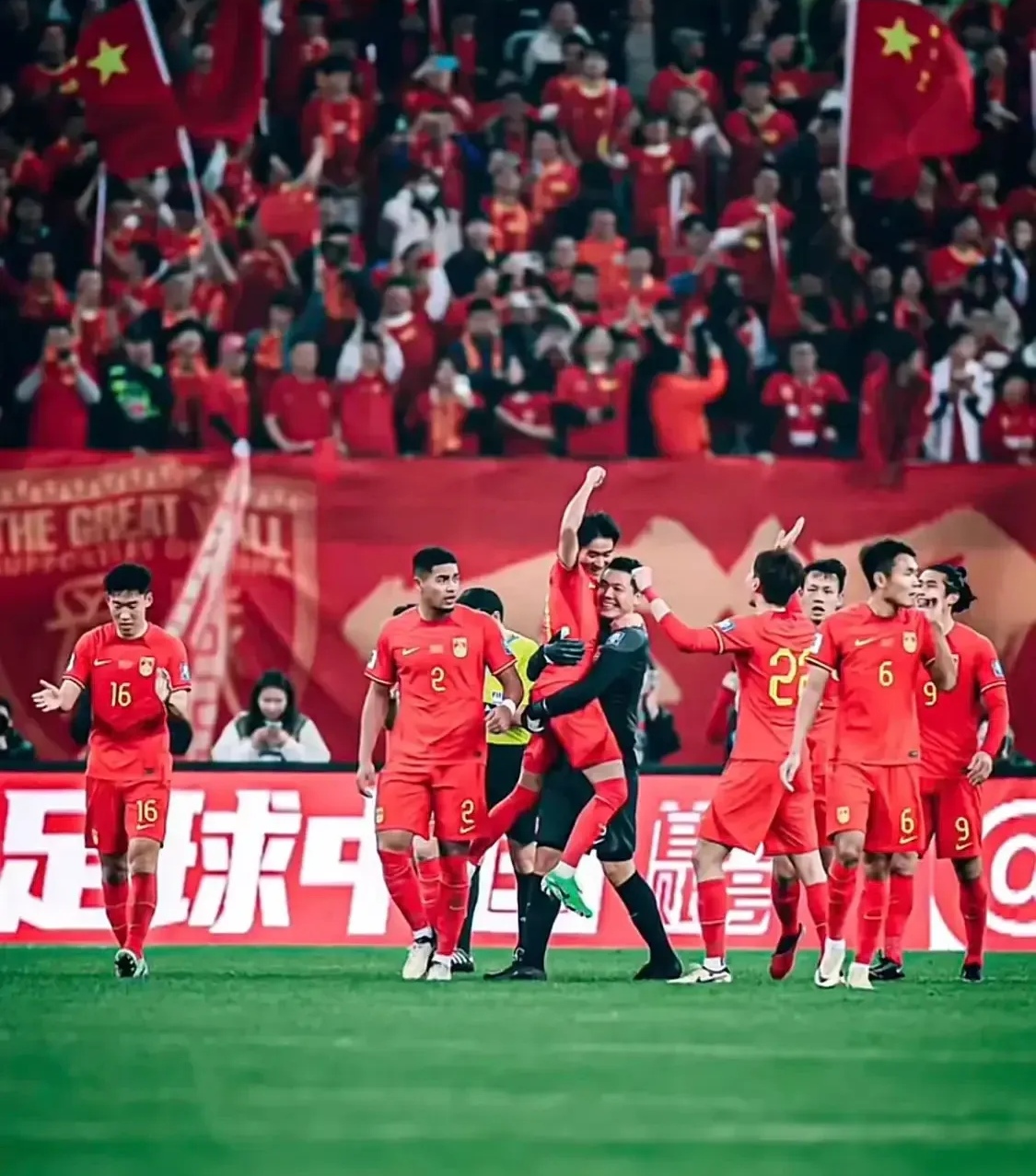 进球后庆祝场面震撼，球队晋级