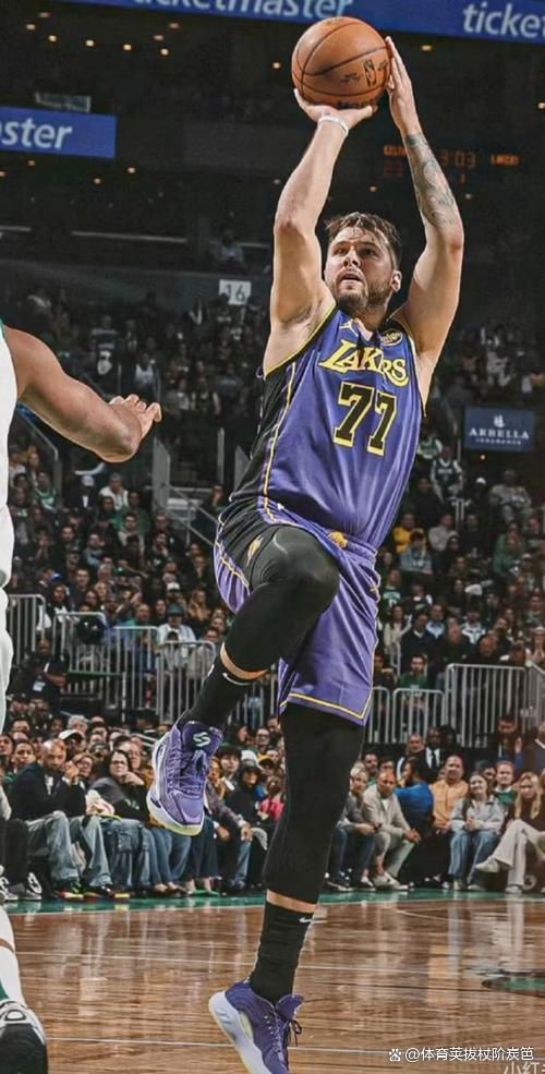 凯尔特人逆转广东队，东契奇高光表现