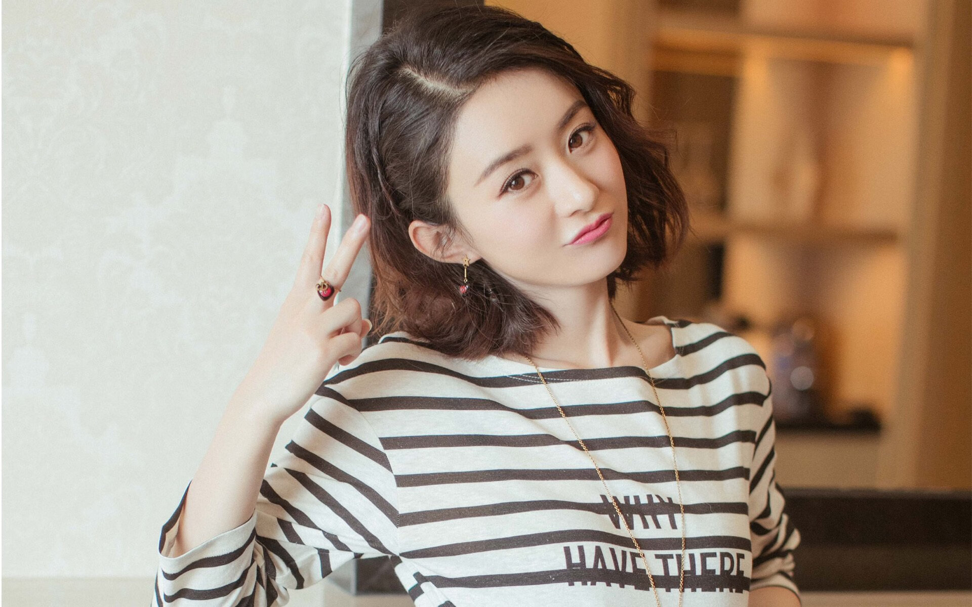 引擎咆哮与城市霓虹，爱德华兹的F1街道赛压制级夜晚